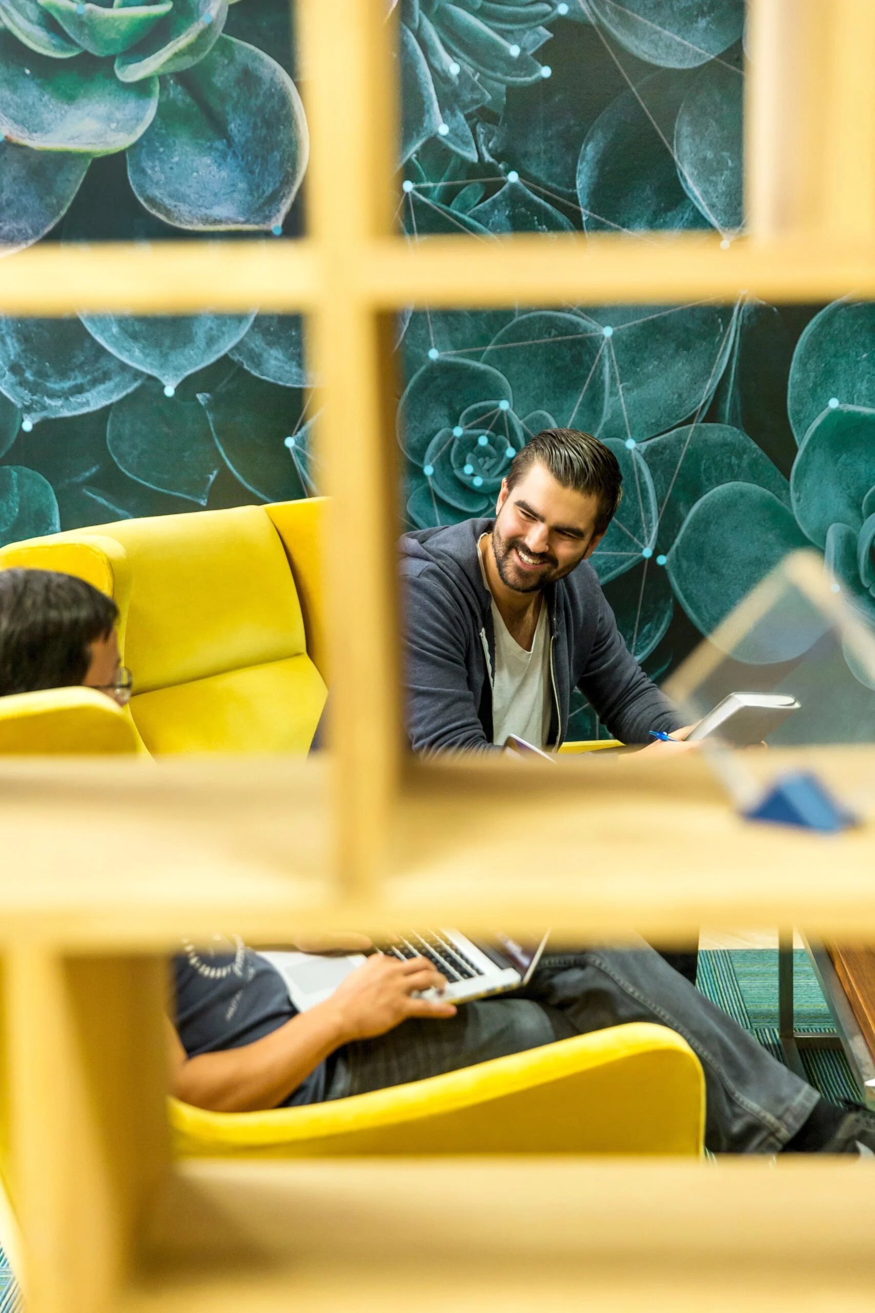 Business team working in an aligned environment